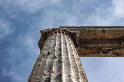 Didim, aydin, turkey  march 16 2014 the temple of apollo ruins at the didyma, turkey