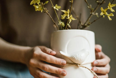 Close-up of hand holding coffee cup