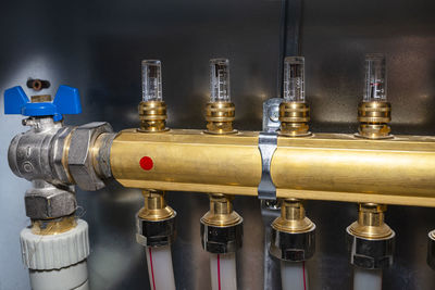 New brass manifold for underfloor heating systems with magnetic rotameters and open blue valve.