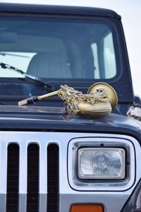 Saxophone on vehicle