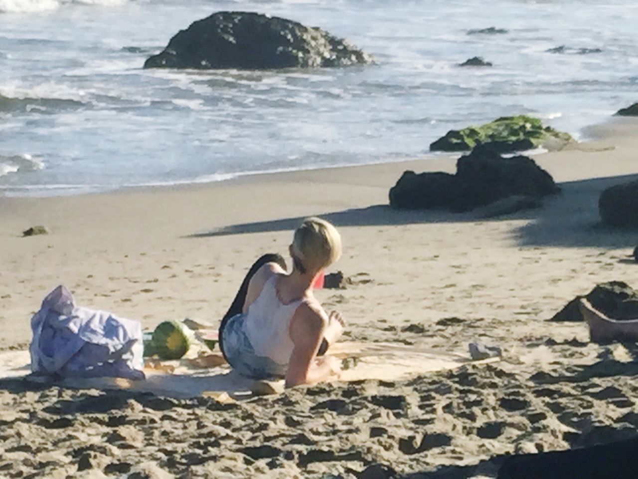 beach, sea, sand, shore, water, relaxation, lifestyles, leisure activity, vacations, rear view, horizon over water, sitting, full length, rock - object, nature, tranquility, beauty in nature, coastline