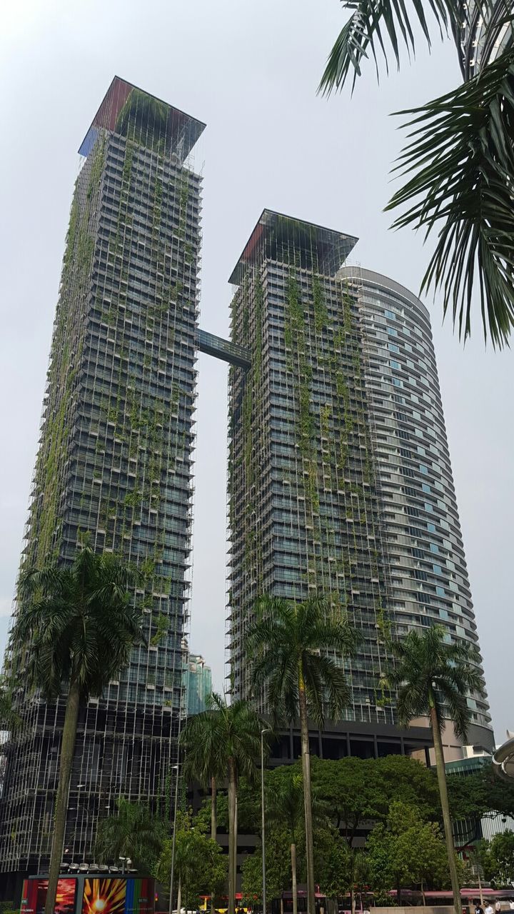 LOW ANGLE VIEW OF SKYSCRAPER AGAINST SKY