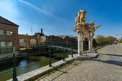 Statue of historic bridge against sky