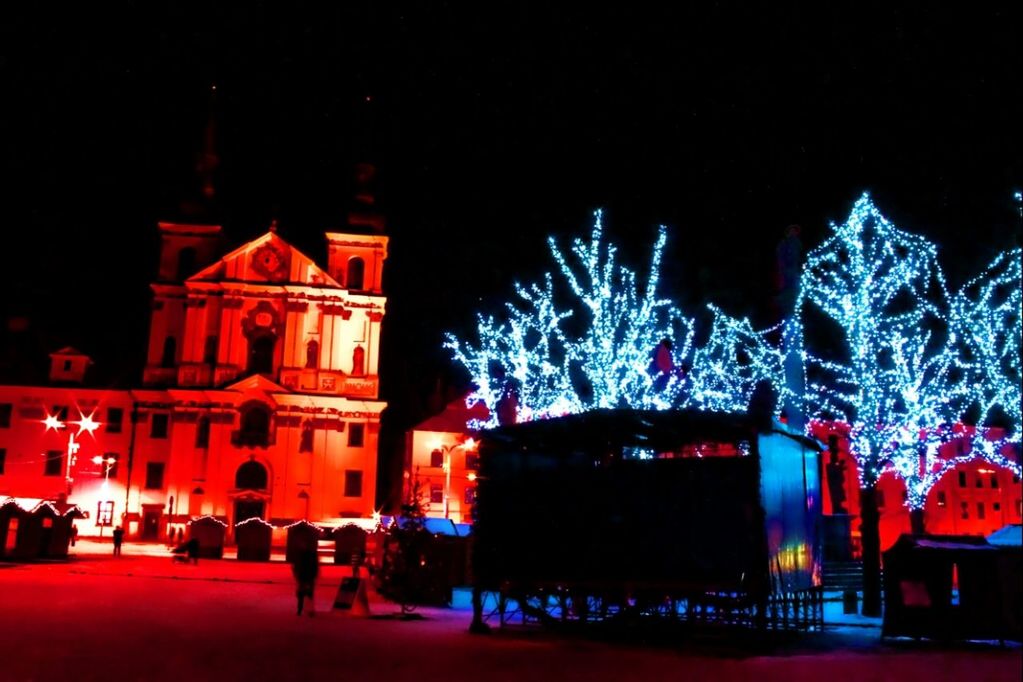 night, illuminated, building exterior, architecture, built structure, clear sky, tree, copy space, street, lighting equipment, outdoors, sky, street light, incidental people, city, religion, facade, large group of people, celebration