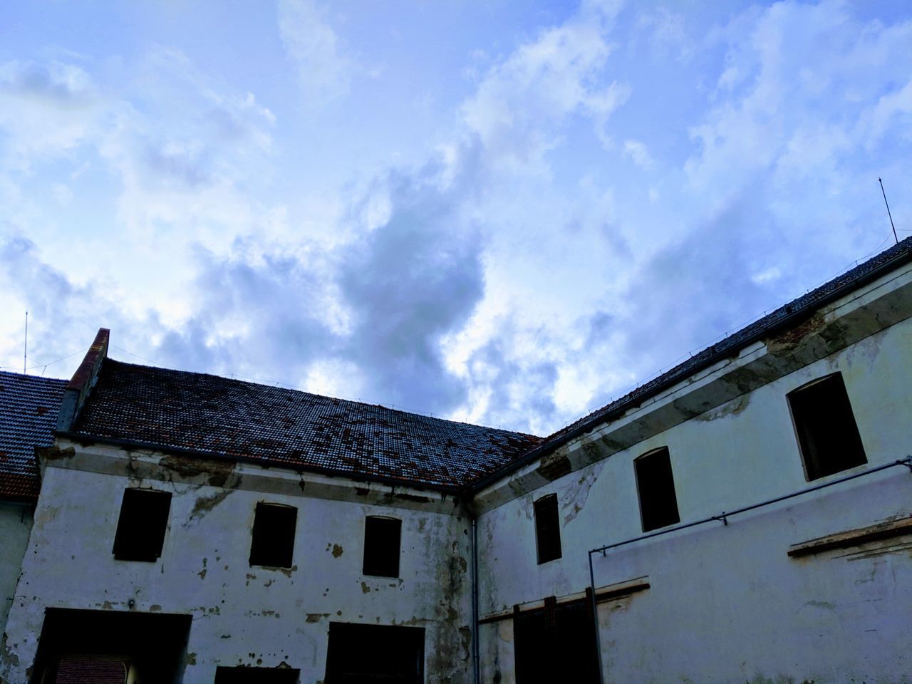 LOW ANGLE VIEW OF OLD HOUSE AGAINST SKY