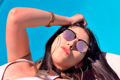 Portrait of woman wearing sunglasses at swimming pool