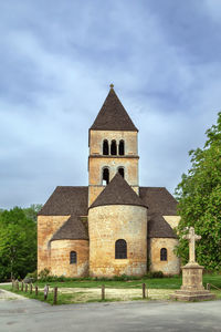 Romanesque church from xiith century in saint-leon-sur-vezere, dordogne, france