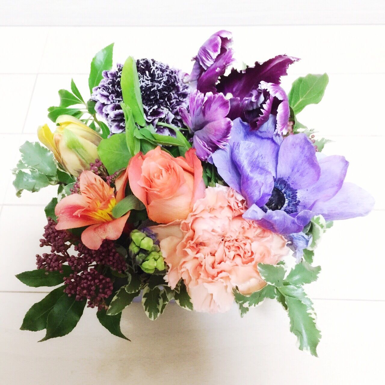 flower, freshness, indoors, fragility, petal, flower head, white background, beauty in nature, close-up, studio shot, vase, leaf, bunch of flowers, growth, plant, nature, bouquet, purple, rose - flower, flower arrangement