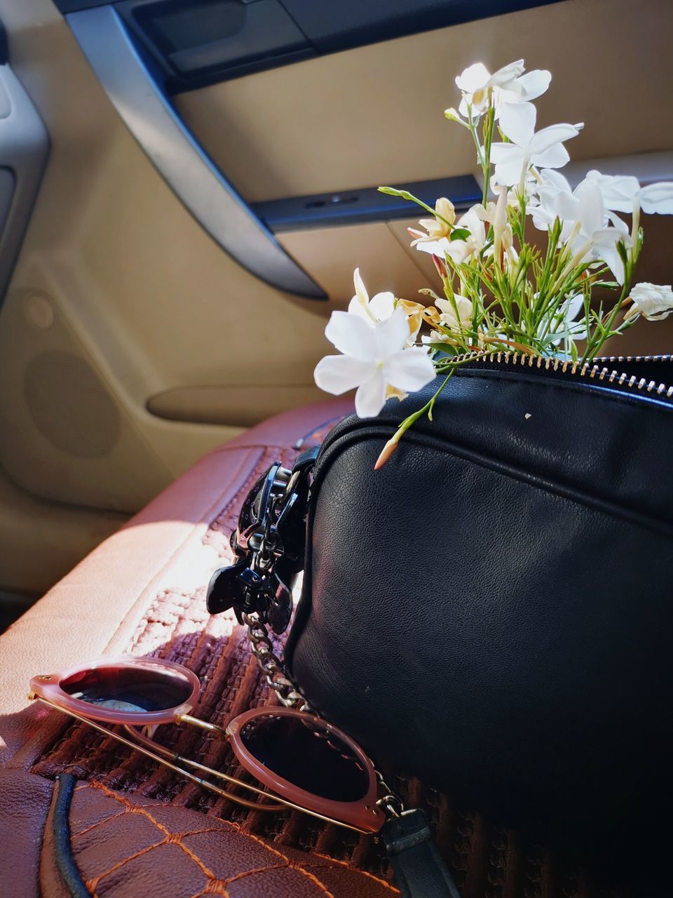 CLOSE-UP OF WHITE FLOWERS ON CAR