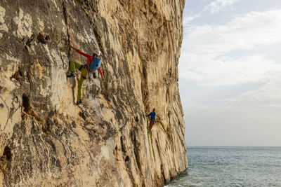 Climbing in raco del corv cove / luces nocturnas route 6b