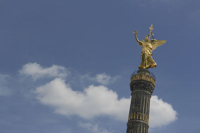 Low angle view of victory column against sky