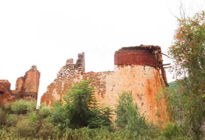 Old ruins of house against clear sky