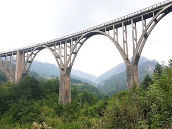 Arch bridge against sky