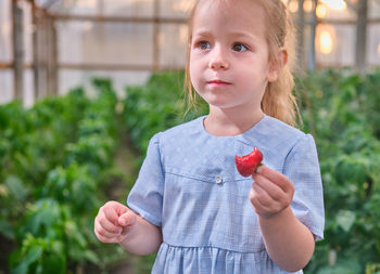 Portrait of young woman holding apple