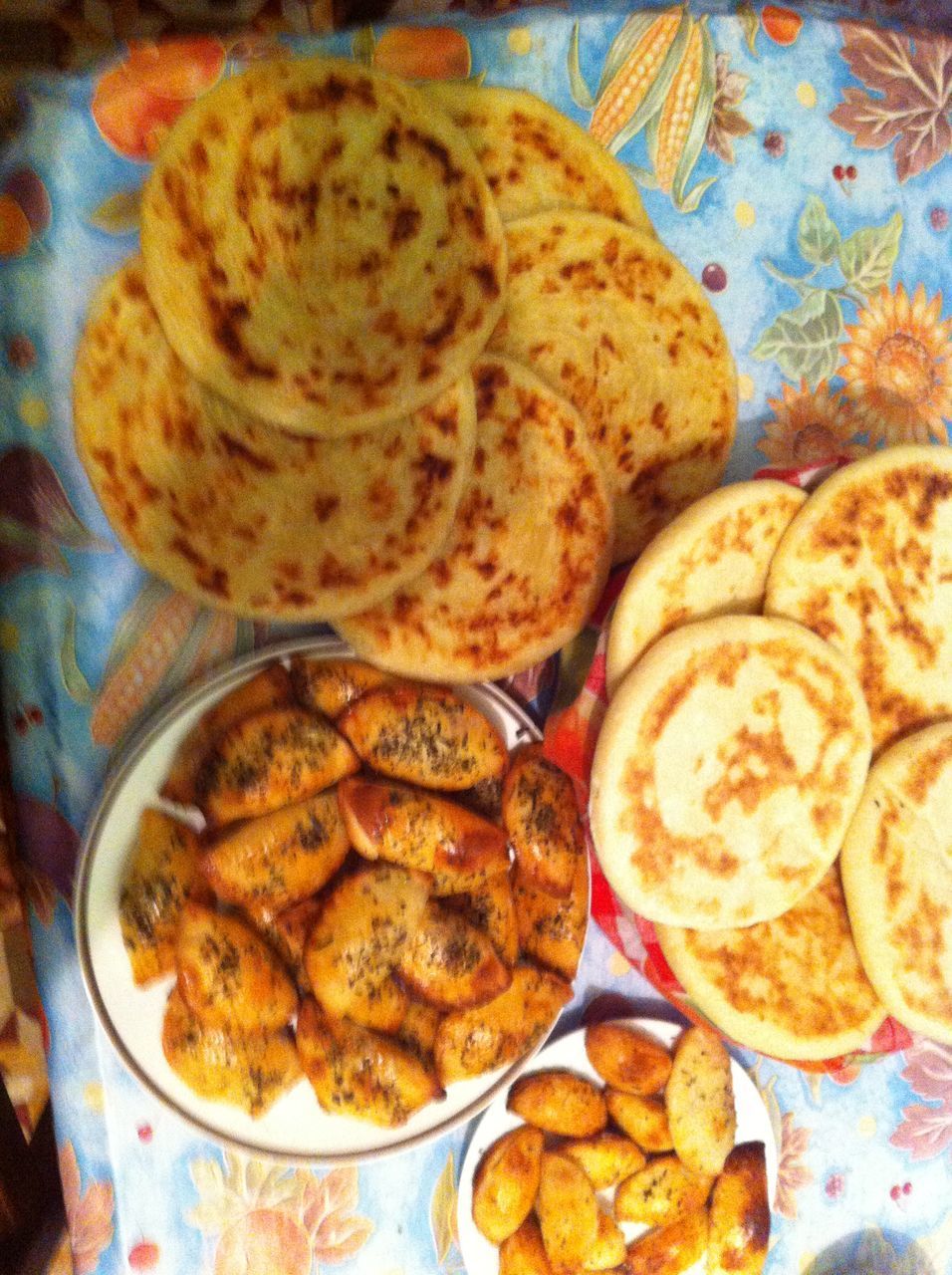 HIGH ANGLE VIEW OF BREAKFAST