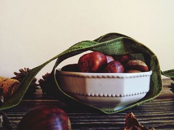 Close-up of apples in bowl on table