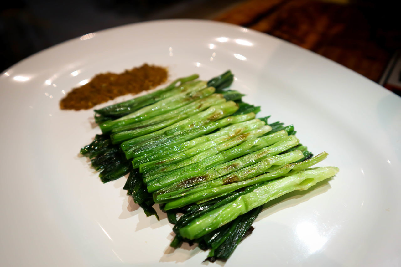 HIGH ANGLE VIEW OF LEAF IN PLATE