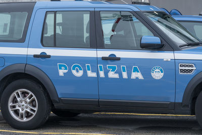 Italian police land rover car