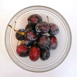 High angle view of grapes in bowl on table