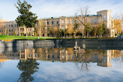 Tashkent, uzbekistan. the building near the amir timur square is reflected in the water surface