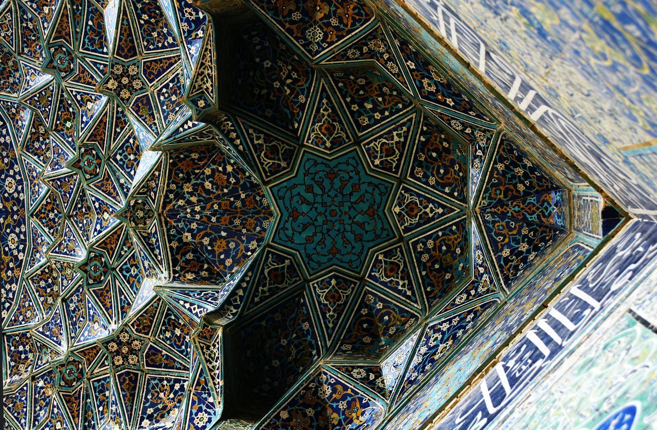 LOW ANGLE VIEW OF ORNATE CEILING IN BUILDING