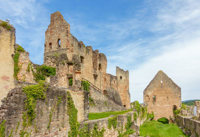 Old ruin building against sky