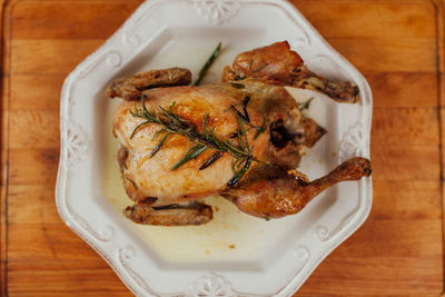 Close-up of chicken meat in plate on table