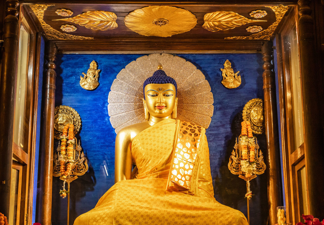 LOW ANGLE VIEW OF STATUE AGAINST TEMPLE BUILDING