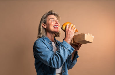 Young woman holding apple