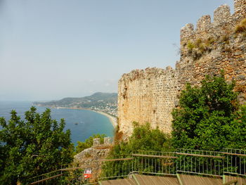 View of fort by sea against sky