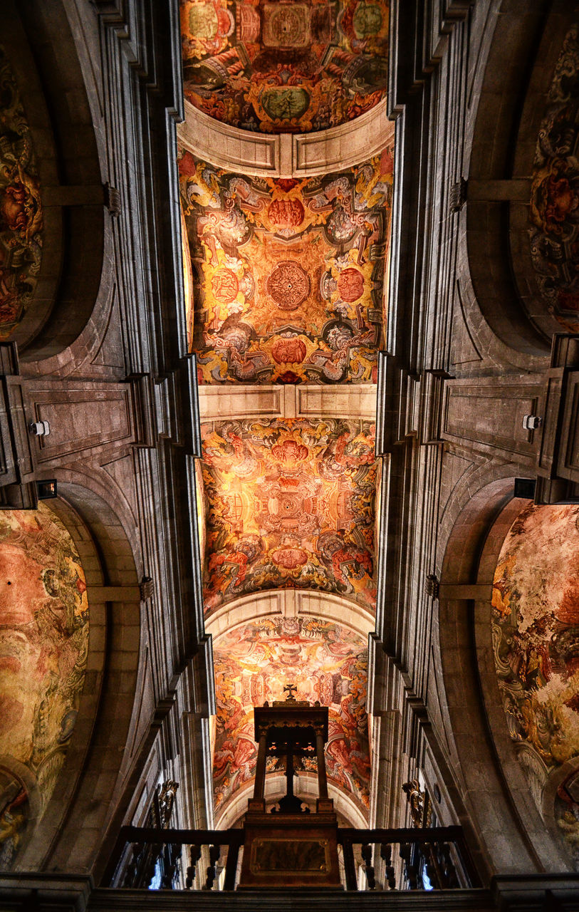 LOW ANGLE VIEW OF CEILING