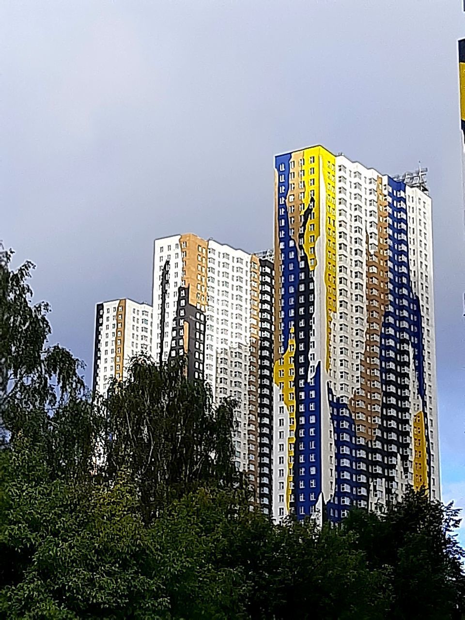 LOW ANGLE VIEW OF MODERN BUILDINGS AGAINST SKY