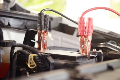 Check the car battery pot before traveling.