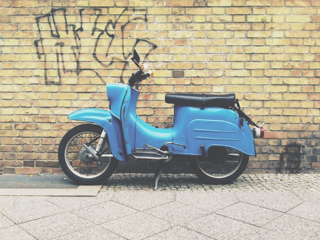 bicycle, transportation, mode of transport, land vehicle, stationary, parked, parking, street, building exterior, cobblestone, wall - building feature, architecture, built structure, sidewalk, brick wall, day, outdoors, no people, wall, footpath