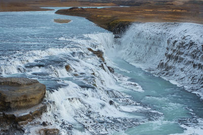 Waves flowing through rocks