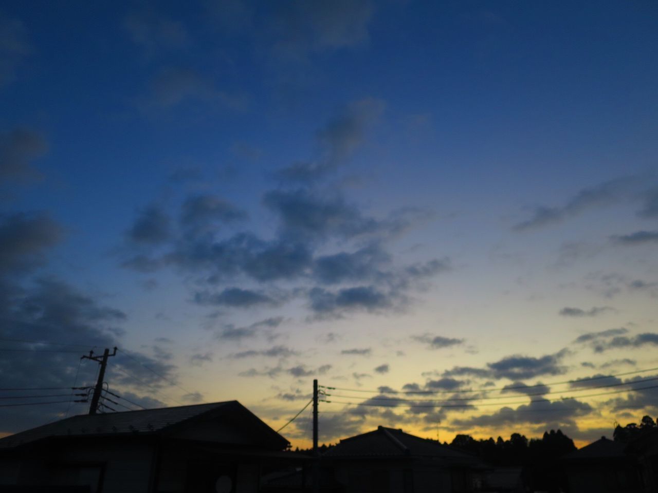 LOW ANGLE VIEW OF SILHOUETTE BUILDINGS AGAINST SKY