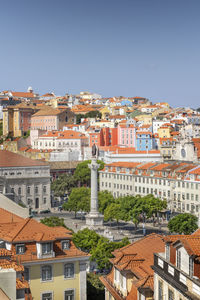 Lissabon, high angle view of buildings in city with monument