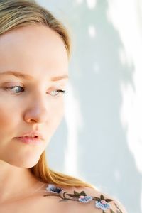 Close-up of young woman against sky