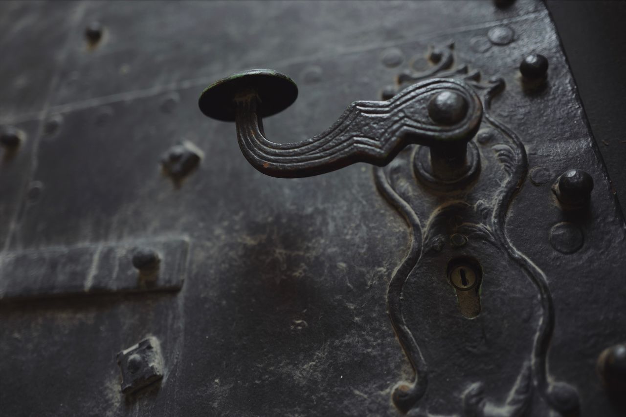 metal, close-up, no people, old, indoors, rusty, creativity, pattern, focus on foreground, door, day, representation, art and craft, weathered, full frame, carving - craft product, knob, wall - building feature, security, door knocker