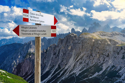 Sud tirolo, italy signage indicating mountain trails to the locatelli refuge and lavaredo refuge 