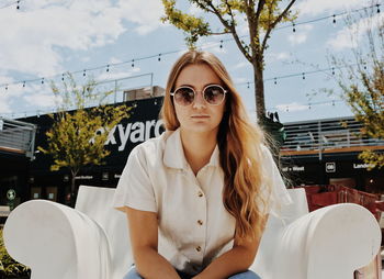 Portrait of young woman in sunglasses