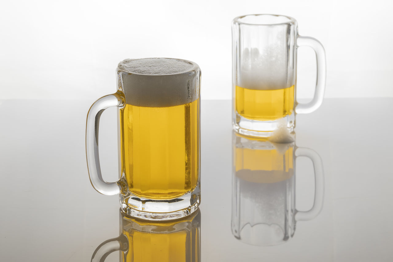 CLOSE-UP OF BEER IN GLASS