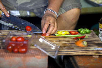 Man slicing tomatoes