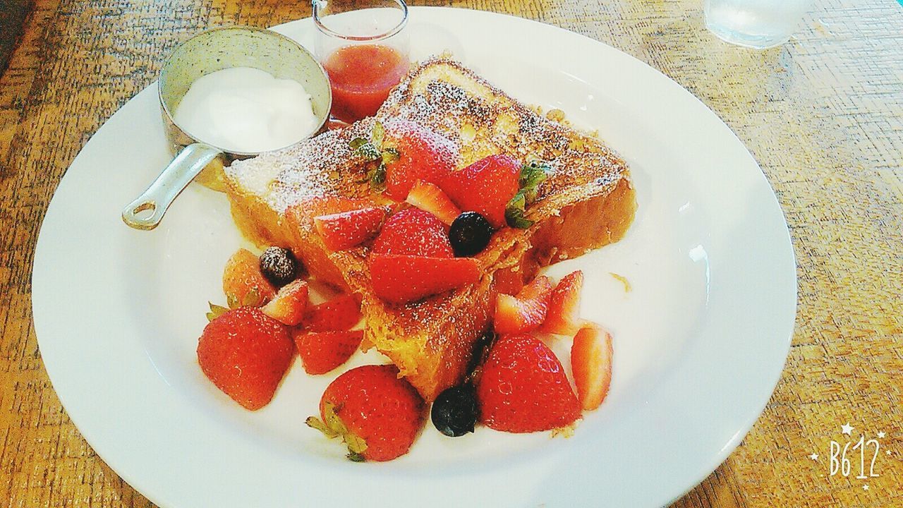 HIGH ANGLE VIEW OF DESSERT ON TABLE