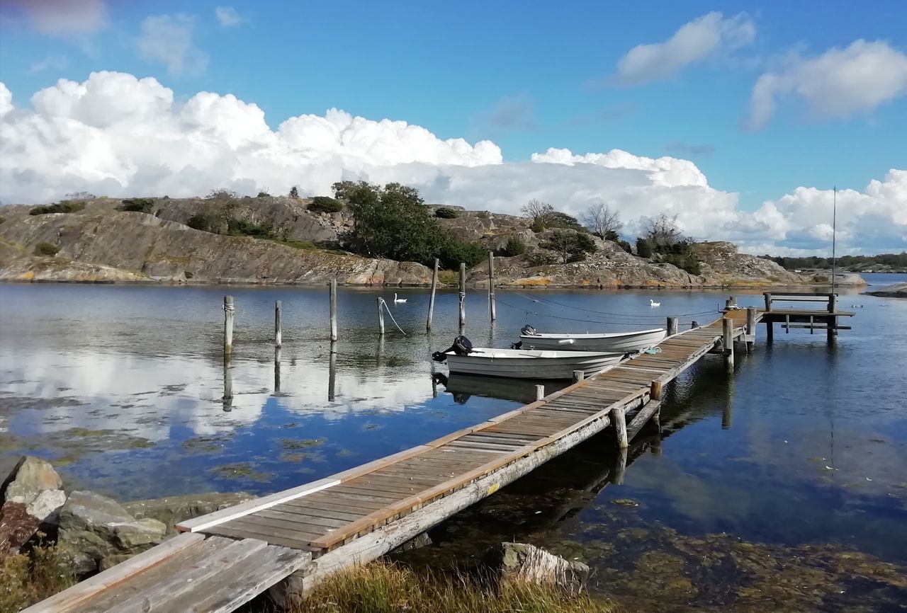 SCENIC VIEW OF SAILBOATS MOORED ON LAKE AGAINST SKY