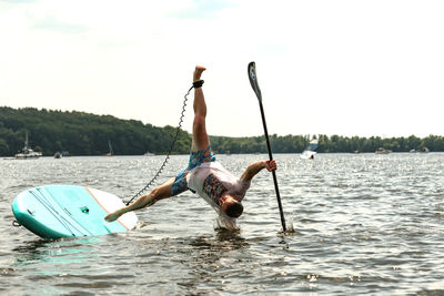 Man falls from stand-up paddle boats into the water