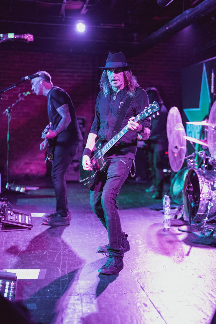 GROUP OF PEOPLE PLAYING GUITAR