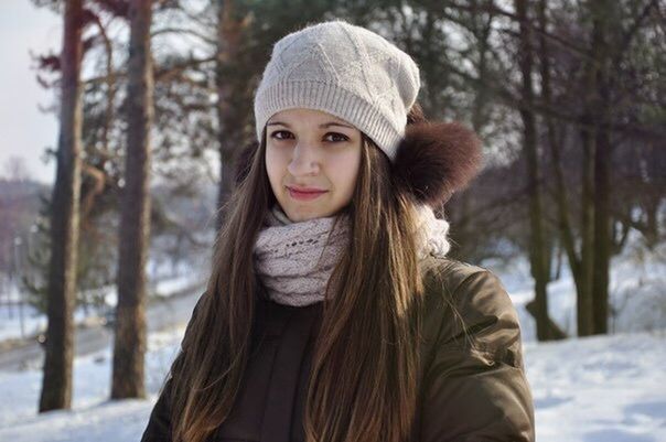 focus on foreground, young adult, long hair, person, portrait, looking at camera, winter, young women, lifestyles, front view, cold temperature, smiling, waist up, warm clothing, leisure activity, headshot, tree