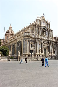 Tourists in front of cathedral