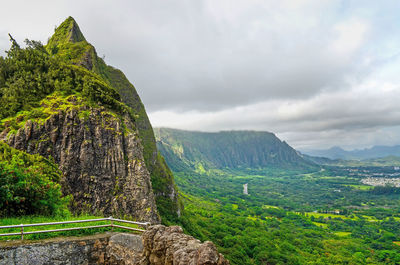 Scenic overlook at the popular nuuanu pali lookout on oahu, hawaii. 